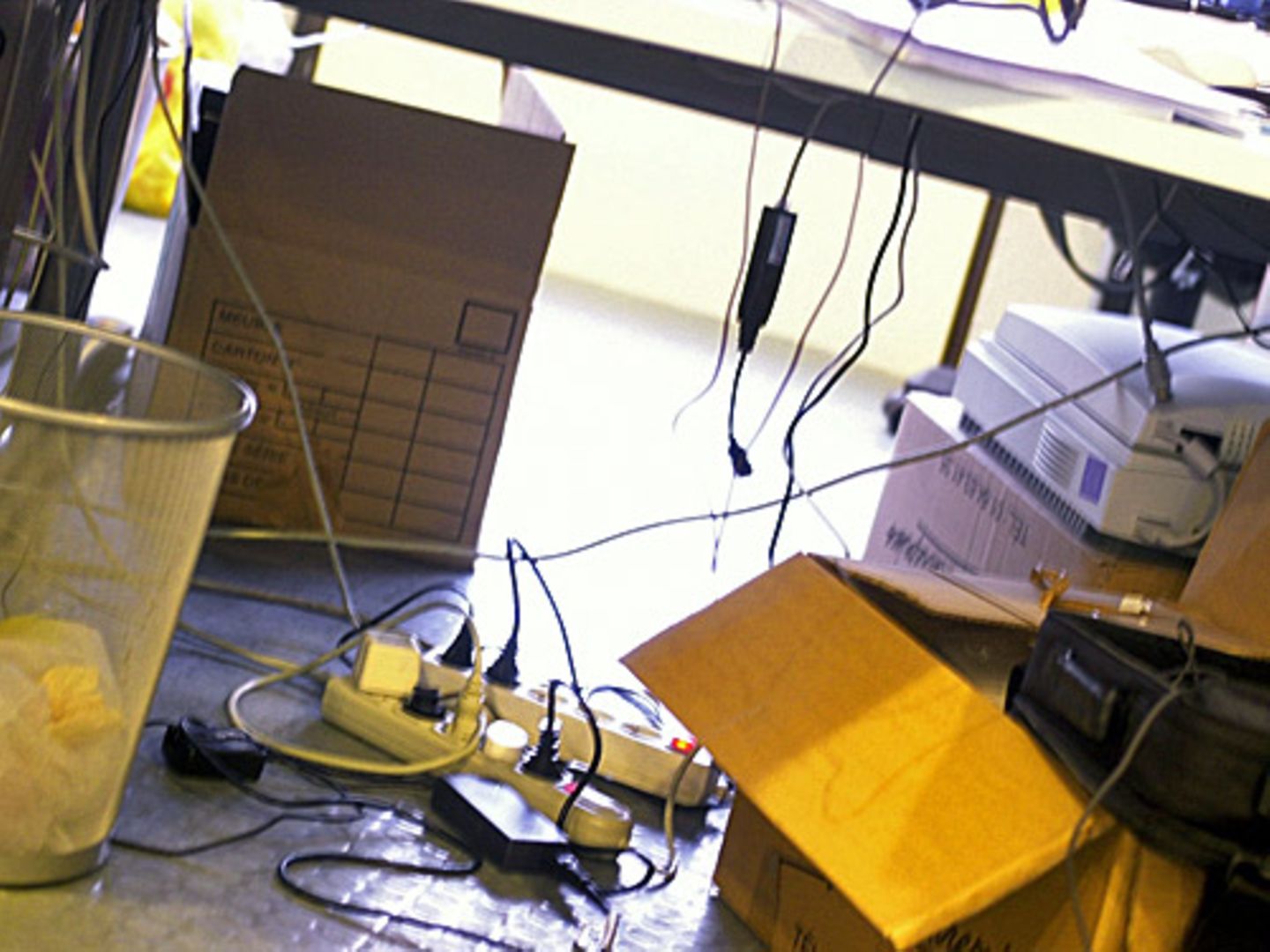 Technik-Ticker: Dienstag, 9. Juni 2009 Rasanter Anstieg von Unfällen durch Computer Seit Computer zum häuslichen Umfeld gehören, steigen auch die Unfälle. Die Zahl akuter Verletzungen durch Kabel, Computer und angeschlossene Geräte hat sich nach Auskunft von US-Forschern von 1994 bis 2006 in den Vereinigten Staaten versiebenfacht. Gefährdet sind demnach vor allem Kinder unter 5 Jahren und ältere Menschen über 60. Sie stoßen sich an den Geräten, stolpern und reißen Monitore herunter oder verletzen sich auch beim Heben. Nicht in die Untersuchung einbezogen sind Gesundheitsprobleme, die sich aus der längeren Benutzung von Computern ergeben können: Rückenschmerzen, Nachlassen der Sehkraft, Verspannungen in Händen und Armen. Der Studie, deren Ergebnisse in der Juli-Ausgabe des "American Journal of Preventive Medicine" zufolge verletzten sich von 1994 bis 2006 mehr als 78 000 Menschen in den USA durch Computer so stark, dass sie in der Notaufnahme eines Krankenhauses behandelt werden mussten. Der Anstieg in den 13 Jahren betrug 732 Prozent. In der gleichen Zeit stieg die Zahl von Computern in privaten Haushalten nur um 309 Prozent. (DPA) Dienstag, 9. Juni 2009 Rasanter Anstieg von Unfällen durch Computer Seit Computer zum häuslichen Umfeld gehören, steigen auch die Unfälle. Die Zahl akuter Verletzungen durch Kabel, Computer und angeschlossene Geräte hat sich nach Auskunft von US-Forschern von 1994 bis 2006 in den Vereinigten Staaten versiebenfacht. Gefährdet sind demnach vor allem Kinder unter 5 Jahren und ältere Menschen über 60. Sie stoßen sich an den Geräten, stolpern und reißen Monitore herunter oder verletzen sich auch beim Heben. Nicht in die Untersuchung einbezogen sind Gesundheitsprobleme, die sich aus der längeren Benutzung von Computern ergeben können: Rückenschmerzen, Nachlassen der Sehkraft, Verspannungen in Händen und Armen. Der Studie, deren Ergebnisse in der Juli-Ausgabe des "American Journal of Preventive Medicine" zufolge verletzten sich von 1994 bis 2006 mehr als 78 000 Menschen in den USA durch Computer so stark, dass sie in der Notaufnahme eines Krankenhauses behandelt werden mussten. Der Anstieg in den 13 Jahren betrug 732 Prozent. In der gleichen Zeit stieg die Zahl von Computern in privaten Haushalten nur um 309 Prozent. (DPA)