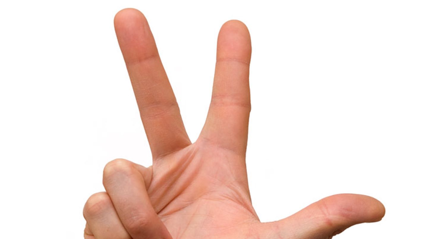 Halten Sie die Hautfalte, in die Sie gespritzt haben, noch etwa 15 Sekunden lang fest und ziehen Sie erst dann die Nadel oder den Pen wieder heraus. Wenn Sie keine Uhr dabei haben, zählen Sie einfach bis 10. So fließt kein Insulin aus der Einstichstelle heraus