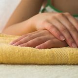 Zink stärkt das Immunsystem und hilft bei der Zellerneuerung, so dass Haare, Haut und Nägel schöner werden und Wunden besser heilen. In Fleisch, Eiern, Milch und Käse ist besonders viel davon enthalten.