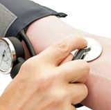 Wenn Sie zu hohen Blutdruck haben, messen Sie ihn täglich, immer zur gleichen Zeit. Schreiben Sie die Ergebnisse und die eingenommenen Medikamenten in ein Blutdruck-Tagebuch. Der Wert sollte durchschnittlich 135/85 Millimeter Quecksilbersäule nicht übersteigen. Ist der Blutdruck ständig zu hoch, verstopfen mit der Zeit die Adern