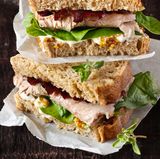 Auch bei anspruchsvollem Training ist der Bedarf an Eiweiß nur leicht erhöht, den aber eine vollwertige, ausgewogene Ernährung deckt.