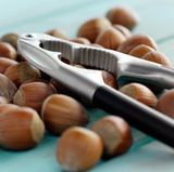 Nüsse sind ein idealer Hirn- und Nervensnack und senken sogar das Risiko, einen Herzinfarkt zu erleiden. Sie enthalten unter anderem viele gesunde Fette, Eiweiß und B-Vitamine. Genießen Sie sie zwischendurch, mit Trockenobst gemischt oder in Müslis, Joghurt- und Quarkspeisen. Achten Sie immer darauf, dass die Nüsse nicht schimmelig sind - dabei bilden sich gefährliche Gifte