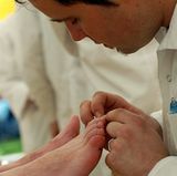 Lassen Sie Ihre Füße einmal im Jahr routinemäßig vom Arzt untersuchen. Wenn bei Ihnen bereits eine Nervenschädigung nachgewiesen wurde, sollten Ihre Füße bei jedem Besuch in der Arztpraxis angesehen werden