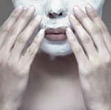 Viel hilft gar nicht viel: Je kürzer die Liste der Inhaltsstoffe einer Creme, umso geringer ist die Gefahr, dass Sie allergisch reagieren. Besonders Duft- und Konservierungsstoffe können schon mal unschöne Pusteln und juckende Flecken verursachen.