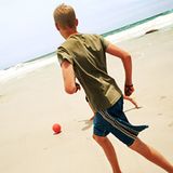 Es macht zwar Spaß, aber trotzdem darf man nicht einfach irgendwo Ballspielen, sondern nur dort, wo dies auch zugelassen ist    Video: Mikro-Bikinis - darf man so was tragen?