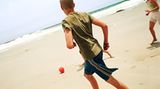 Es macht zwar Spaß, aber trotzdem darf man nicht einfach irgendwo Ballspielen, sondern nur dort, wo dies auch zugelassen ist    Video: Mikro-Bikinis - darf man so was tragen?