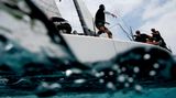 Platz zehn: Platte über Bord!    Eine ganze Weltumrundung per Boot hatte eine mutige Frau hinter sich gebracht, als am letzten Tag der Reise ihr Boot kenterte. Mit über Bord ging auch der Laptop, auf dem sämtliche Reiseaufzeichnungen und Fotos abgespeichert waren.  Immer zu Weihnachten veröffentlicht das Datenrettungsunternehmen Kroll Ontrack eine Liste mit den zehn skurrilsten Fällen von Datenverlust des Jahres    Video: So retten Sie Ihre Daten