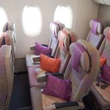 In der Economy Class des Hauptdecks besteht eine 3-4-3-Sitzkonfiguration - wie in der Economy Class des Jumbojets. Die geräumigsten Plätze am Notausgang in der Holzklasse sind in den Reihen 67 und 80 die Doppelsitze C und B sowie H und J    Video: So entsteht der neue Airbus