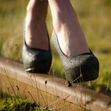 High Heels lassen Beine und Po sexy aussehen. Aber sie gehen ins Kreuz. Der Grund: Wer Stöckelschuhe trägt, macht ein Hohlkreuz. Das strapaziert die Wirbelsäule und belastet die Muskeln von Rumpf und Rücken auf unnatürliche Weise. Tragen Sie hohe Schuhe lieber nur zu besonderen Anlässen. Im Alltag sollten die Absätze nicht höher als drei bis vier Zentimeter sein.