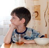 Wenn Ihr Kind nicht mehr richtig reagiert, abwesend erscheint, sich wehrt oder nicht mehr richtig schlucken kann, besteht der Verdacht auf eine schwere Unterzuckerung. Dann sollten Sie ihm keine Getränke oder Traubenzucker mehr geben. Fragen Sie Ihren Diabetesarzt nach einem Notfallset mit dem blutzuckererhöhenden Hormon Glykagon. Wenn Sie nicht wissen, wie es anzuwenden ist, rufen sie bitte den Notarzt