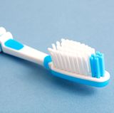 Kaufen Sie eine Zahnbürste mit Antirutschvorrichtung am Griff und achten Sie darauf, dass die Bürste gut in der Hand liegt. Mit einem kleinen Bürstenkopf lassen sich Ecken und Winkel im hinteren Bereich des Gebisses besser säubern. Wählen Sie für Ihre Zahnbürste Borsten mittlerer Härte. Bei freiliegenden Zahnhälsen nehmen Sie besser weiche Borsten.