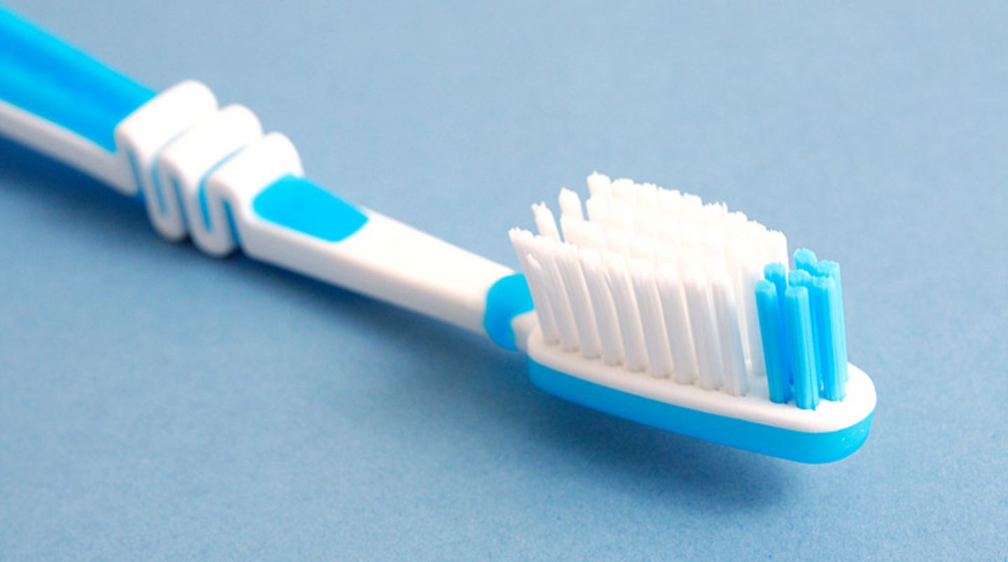 Kaufen Sie eine Zahnbürste mit Antirutschvorrichtung am Griff und achten Sie darauf, dass die Bürste gut in der Hand liegt. Mit einem kleinen Bürstenkopf lassen sich Ecken und Winkel im hinteren Bereich des Gebisses besser säubern. Wählen Sie für Ihre Zahnbürste Borsten mittlerer Härte. Bei freiliegenden Zahnhälsen nehmen Sie besser weiche Borsten.