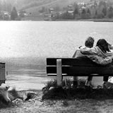 Auch Gegenfragen mussen sich die Frager gefallen lassen. Als Monika aus Stuttgart wissen wollte, warum Männer lieber gegen etwas pinkeln, anstatt in etwas hinein, fragten viele zurück, wieso sie denn pinkelnde Männer beobachte.  Einige beantworten aber auch ihre Frage - etwa Wolfgang aus Schwerin: "Männer markieren - unbewusst - ihr Revier". Das könne man auch bei Hunden oder Bären beobachten. "Je höher gepinkelt wird, desto größer das Tier, desto eindeutiger die Markierung des Reviers"  Video: Können Männer Frauen verstehen?