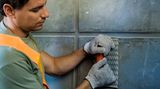 Platz 6: Immer dieselben Bewegungen    Menschen, die tagein, tagaus immer dieselben Hand- oder Armbewegungen machen müssen, bekommen oft Rückenschmerzen. Ob die Tätigkeit Kraft erfordert, spielt dabei keine Rolle.  Wer Rückenschmerzen vorbeugen will, sollte sich daher recken, strecken und viel bewegen