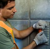 Platz 6: Immer dieselben Bewegungen    Menschen, die tagein, tagaus immer dieselben Hand- oder Armbewegungen machen müssen, bekommen oft Rückenschmerzen. Ob die Tätigkeit Kraft erfordert, spielt dabei keine Rolle.  Wer Rückenschmerzen vorbeugen will, sollte sich daher recken, strecken und viel bewegen