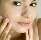 Ein Peeling pro Woche verfeinert das Hautbild. Die kleinen Körnchen rubbeln abgestorbene Hautschuppen einfach weg und öffnen damit die Poren. Achtung: Wenn Sie sehr empfindliche Haut haben, nehmen Sie am besten nur sehr sanfte Peelings.