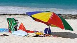 Die Kleidungsstücke nicht wild in den - in Italien weithin üblichen - Strandbädern zu verteilen    Video: Mikro-Bikinis - darf man so was tragen?