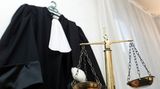 Er ist einer der härtesten und längsten Studiengänge, aber er scheint sich zu lohnen: 82.135 Euro brutto verdienen Rechtsberater und -vertreter, also Anwälte, in Deutschland durchschnittlich pro Jahr - die Silbermedaille unter den Topverdienern. Zehn Prozent des Bruttolohns sind Sonderzahlungen  Hier geht's zu den Flop-Berufen