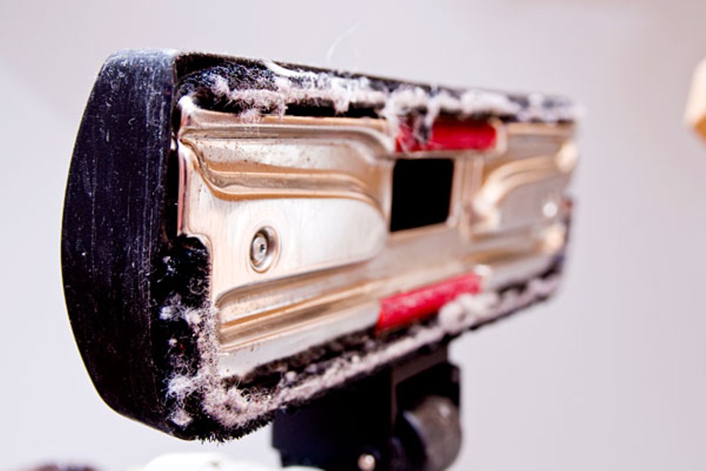 Platz drei: Daten saugen - wörtlich genommen    Kein Pardon für Krempel auf dem Fußboden. Beim Hausputz mit dem Staubsauger segneten nicht nur jede Menge Fussel und Krümel das Zeitliche, auch ein Flash-Laufwerk mit einem Gigabyte-Speicher wurde eingesogen. Die Reise durch das Rohr in den Beutel überlebte das Speichergerät nicht, es wurde in Einzelteilen herausgefischt    Video: So retten Sie Ihre Daten