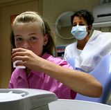 Die Grübchen in der Oberfläche der Backenzähne Ihres Kindes kann der Zahnarzt versiegeln. Die sogenannten Fissuren sind damit vor Karies geschützt. Die Versiegelung der Backenzähne hält etwa sieben bis zehn Jahre und sollte regelmäßig kontrolliert werden.