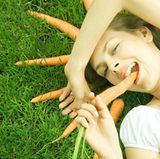 Üben Sie, bewusst zu essen. Am besten bekommen Sie Ihr Hunger- und Sättigungsgefühl zurück, wenn Sie sich auf den Geschmack konzentrieren und sich Zeit zum Essen nehmen.