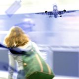 Für Flugreisen gilt: Diabetesmedikamente, Spritzen und weitere Utensilien gehören ins Handgepäck. Das haben Sie immer griffbereit – falls Ihre Koffer später ankommen als Sie