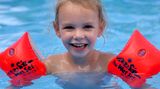 Ihr Kind sollte sich viel bewegen, um fit zu werden und zu bleiben. Überfordern Sie es aber nicht und beginnen Sie langsam, damit es Spaß hat und durchhält. Schwimmen und Radfahren sind gut geeignet für übergewichtige Kinder. Es schont die Gelenke. So kann Ihr Kind seine Ausdauer verbessern, Muskeln aufbauen und Fett verbrennen. Auch Teamsportarten sind für Kinder gut geeignet.