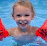 Ihr Kind sollte sich viel bewegen, um fit zu werden und zu bleiben. Überfordern Sie es aber nicht und beginnen Sie langsam, damit es Spaß hat und durchhält. Schwimmen und Radfahren sind gut geeignet für übergewichtige Kinder. Es schont die Gelenke. So kann Ihr Kind seine Ausdauer verbessern, Muskeln aufbauen und Fett verbrennen. Auch Teamsportarten sind für Kinder gut geeignet.