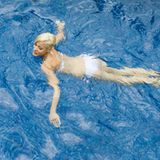 Gehen Sie gemeinsam ins Schwimmbad! Natürlich nur, wenn das Wasser warm ist. Auch ein Saunagang oder ein Bad im Whirlpool kann Verspannungen lösen.