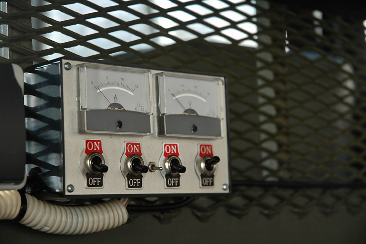 Auch ein 220 Volt-System ist im Wagen eingebaut. Musiker Wiersig kann sein Auto bei Auftritten sogar als mobiles Tonstudio umfunktionieren und Live-Mitschnitte produzieren. Alle Vorrichtungen sind vorhanden. Weitere Informationen zu diesem Fahrzeugtyp erhalten Sie hier
