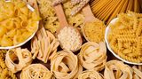 Essen Sie drei bis vier Stunden vor dem Wettkampf etwa 80 bis 120 Gramm Kohlenhydrate - zum Beispiel Müsli, Brot, Nudel oder Reis. Eine Stunde vor dem Start können Sie sich mit einer Banane stärken.