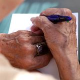 Cremes mit Lichtschutzfaktor helfen, unwillkommenen Altersflecken vorzubeugen. Sind die dunklen Punkte, die sich so gern auf dem Handrücken breit machen, erst mal da, können Sie sie vom Hautarzt weglasern lassen. Manchmal helfen auch Peelings mit Fruchtsäure oder Vitamin-A-Säure.