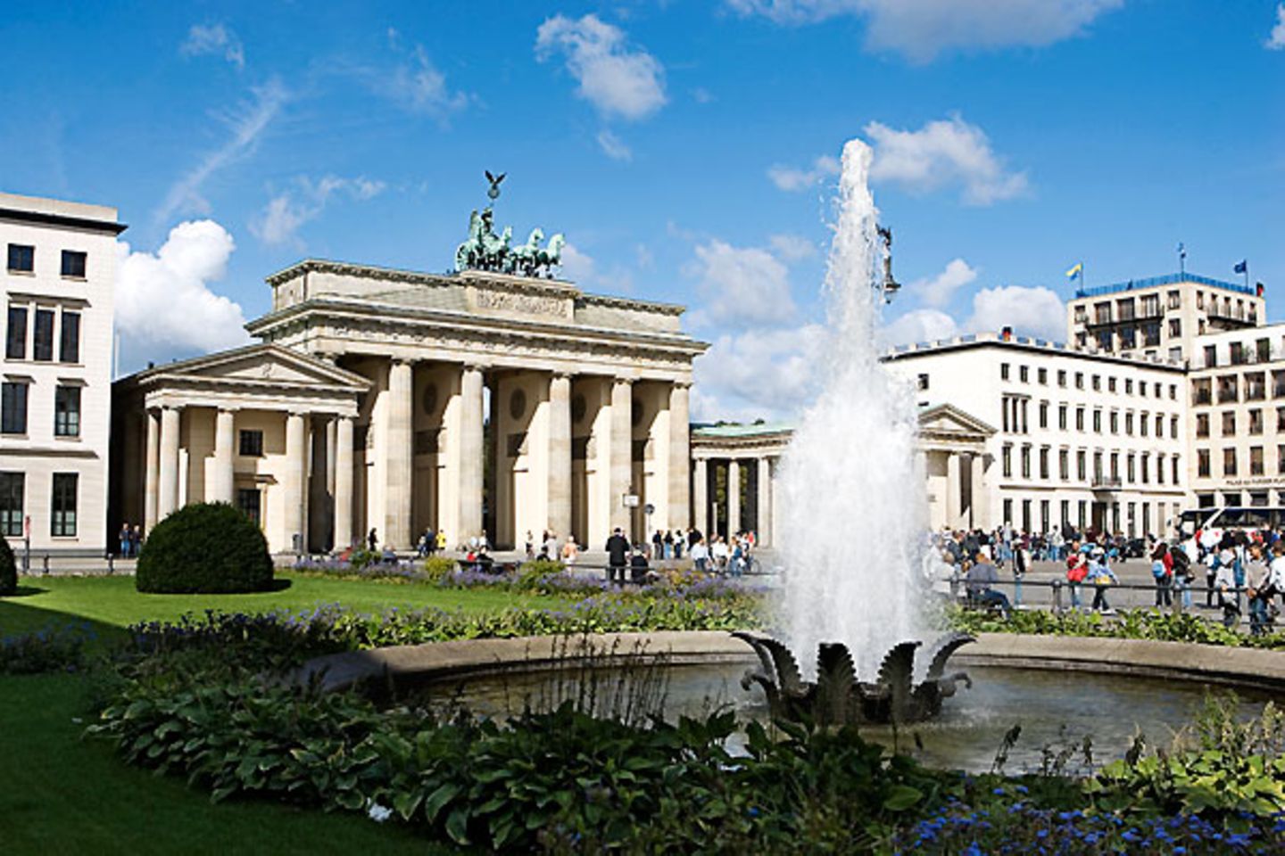 Städtetourismus    Die Hauptstadt ist Spitze: Mit 17.285.837 Übernachtungen, die das Statistische Jahrbuch für das Jahr 2007 auflistet, ist Berlin das beliebteste Ziel für Städtereisen  Video: Warum ist Deutschland, der Deutschen liebstes Urlaubsziel?