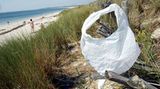 Man wirft Abfall nicht einfach in die Gegend. Auch nicht im Urlaub    Video: Mikro-Bikinis - darf man so was tragen?