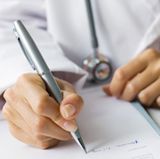 Lassen Sie sich von Ihrem Arzt eine Bescheinigung geben, dass Sie Insulin und Ihre Utensilien zum Spritzen mit an Bord nehmen müssen. Sonst kann es Probleme an der Flughafenkontrolle geben