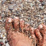 Barfuß zu laufen ist gesund - aber nicht, wenn Sie Diabetes haben und die Nerven bereits geschädigt sind. Sie spüren möglicherweise nicht, wenn Sie auf etwas Spitzes treten, und können sich verletzen. Und tragen Sie Sandalen lieber nur mit Strümpfen, sonst könnten Sie sich die Haut wund scheuern