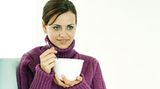 "Natur pur" soll laut Packungsaufschrift in der Frühlings-Gemüsesuppe von Maggi stecken. Wer beim Anblick der Tütensuppe skeptisch bleibt, dem versichert Maggi unten links in der Ecke: "Ohne den Zusatzstoff Geschmacksverstärker lt. Gesetz". Die Suppe enthält allerdings Hefeextrakt, was Foodwatch bemängelt. Das habe mit Hefe nicht mehr viel zu tun, gelte aber laut Gesetz nicht als Geschmacksverstärker, sondern als natürliche Zutat. Es bestehe jedoch aus den geschmacksverstärkenden Substanzen Glutamat, Inosinat und Guanylat