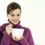 "Natur pur" soll laut Packungsaufschrift in der Frühlings-Gemüsesuppe von Maggi stecken. Wer beim Anblick der Tütensuppe skeptisch bleibt, dem versichert Maggi unten links in der Ecke: "Ohne den Zusatzstoff Geschmacksverstärker lt. Gesetz". Die Suppe enthält allerdings Hefeextrakt, was Foodwatch bemängelt. Das habe mit Hefe nicht mehr viel zu tun, gelte aber laut Gesetz nicht als Geschmacksverstärker, sondern als natürliche Zutat. Es bestehe jedoch aus den geschmacksverstärkenden Substanzen Glutamat, Inosinat und Guanylat