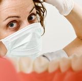 Menschen mit Diabetes haben häufiger Zahnprobleme oder wundes Zahnfleisch als Gesunde. Pflegen Sie Ihr Gebiss daher besonders gründlich, jeden Tag zweimal, morgens und abends