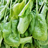 Essen Sie viele Vollkornprodukte, um Eisen aufzunehmen. Geeignet sind auch Hülsenfrüchte wie Erbsen, Bohnen, Linsen, grünes Gemüse wie Kohl, Spinat, Zucchini, Fenchel sowie Beerenobst und Pilze.