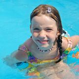 Laufen, schwimmen, toben - das will Ihr Kind auch. Herumtollen lässt aber den Blutzuckerwert in den Keller rauschen. Bringen Sie Ihrem Kind bei, vor dem Sport immer seinen Blutzucker zu messen. Ist er zu niedrig, muss er noch schnell etwas essen oder ein wenig gezuckerten Saft trinken