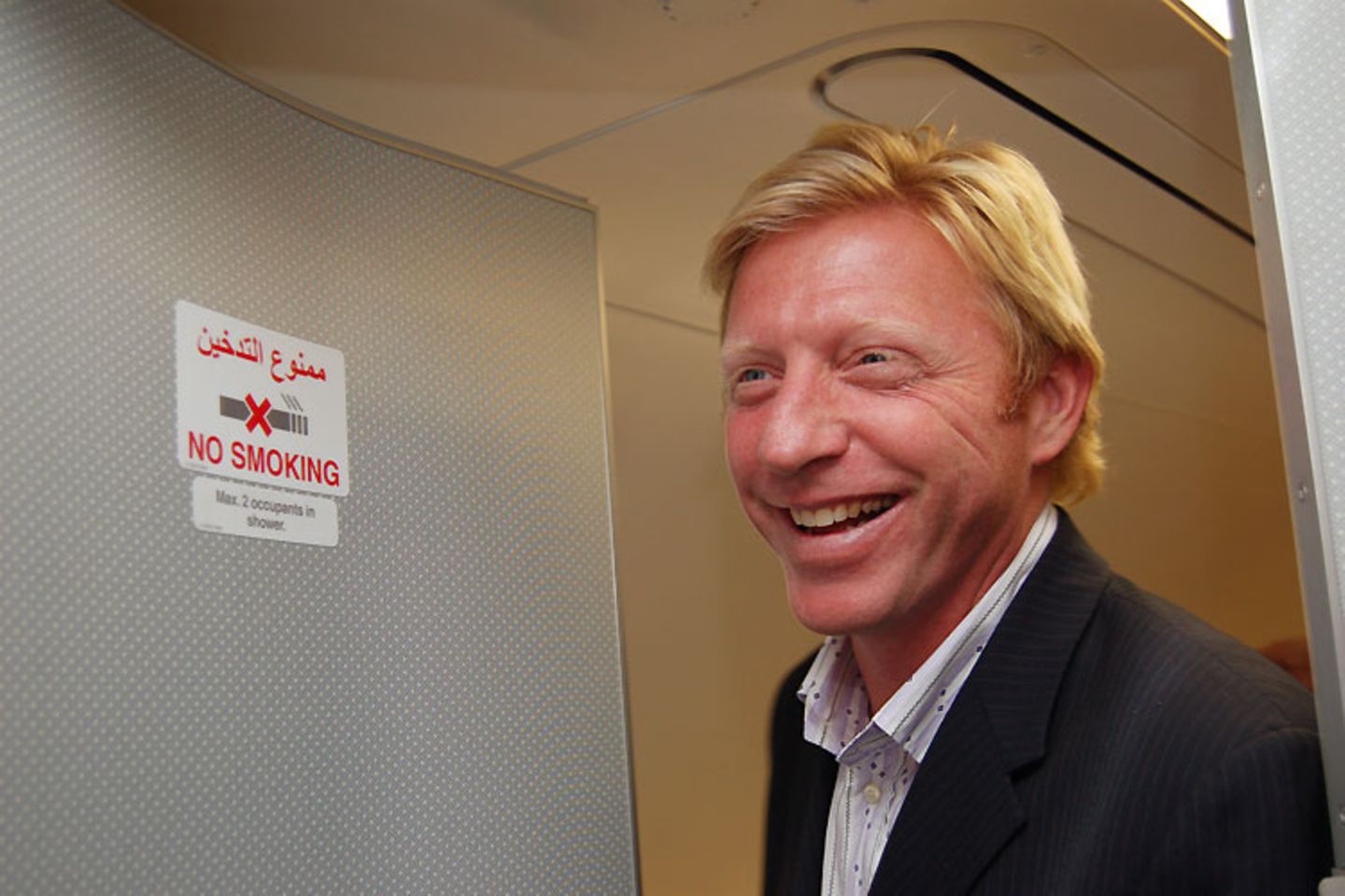 Auslieferungszeremonie: Boris Becker, der mit Emirates häufiger zwischen Zürich und Dubai unterwegs ist, hat die fliegenden Duschgelegenheiten gleich in Augenschein genommen. Das Schild an der Tür besagt: "Max. 2 occupants in shower" Video: So entsteht der neue Airbus Boris Becker, der mit Emirates häufiger zwischen Zürich und Dubai unterwegs ist, hat die fliegenden Duschgelegenheiten gleich in Augenschein genommen. Das Schild an der Tür besagt: "Max. 2 occupants in shower" Video: So entsteht der neue Airbus