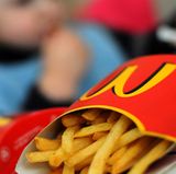 Ihr Kind sollte Fettes und Frittiertes nur selten essen. Ein Gramm Fett hat schon mehr als neun Kalorien. Lebensmittel mit vielen Nährstoffen, aber wenigen Kalorien sind für kleine und große Esser gesünder. Auch die meisten Fertigprodukte enthalten viel Fett.