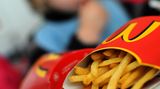 Ihr Kind sollte Fettes und Frittiertes nur selten essen. Ein Gramm Fett hat schon mehr als neun Kalorien. Lebensmittel mit vielen Nährstoffen, aber wenigen Kalorien sind für kleine und große Esser gesünder. Auch die meisten Fertigprodukte enthalten viel Fett.