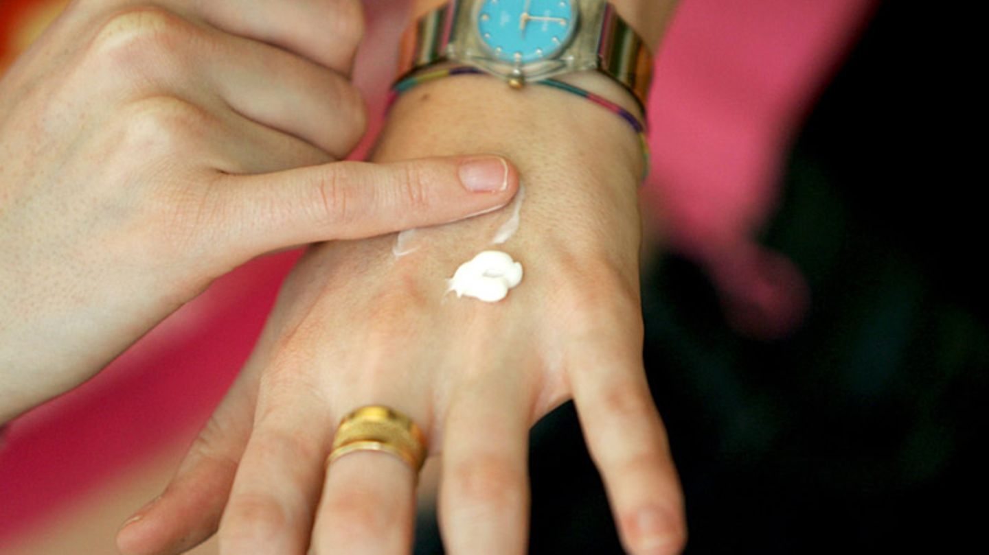 Unsere Haut ist sauer, und das ist auch gut so. Denn dieser sogenannte Säureschutzmantel soll Bakterien und schädliche Organismen von ihr fern halten. Benutzen Sie daher Cremes und Lotionen, die auf den natürlichen Säurewert der Haut - also einen pH-Wert von etwa 5,5 - abgestimmt sind.