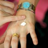 Unsere Haut ist sauer, und das ist auch gut so. Denn dieser sogenannte Säureschutzmantel soll Bakterien und schädliche Organismen von ihr fern halten. Benutzen Sie daher Cremes und Lotionen, die auf den natürlichen Säurewert der Haut - also einen pH-Wert von etwa 5,5 - abgestimmt sind.