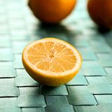 Was ist ein Zitronen-Rühr-Kuchen ohne Zitronen? Immer noch ein Zitronen-Rühr-Kuchen - zumindest in den Augen des Herstellers Kuchenmeister GmbH. Tatsächlich enthält das Gebäck keine einzige Frucht, sondern nur Aromen. Die die Verbraucherzentrale Hamburg führt das Produkt daher in der Liste   Hersteller sparen an Rezeptur: Täuschung durch Bilder auf dem Etikett auf