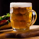 Auch alkoholfreies Bier liefert Ihrem Körper schnell Mineralstoffe und #link;"http://www.stern.de/ernaehrung/ueberblick/wasserloesliche-vitamine-vitamine-b-und-c-machen-schoen-und-stark-616479.html;Vitamine#. Wegen des Restalkohols sollten Sie das Bier während des Trainings nicht oder nur in kleinen Mengen trinken.