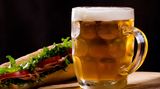 Auch alkoholfreies Bier liefert Ihrem Körper schnell Mineralstoffe und #link;"http://www.stern.de/ernaehrung/ueberblick/wasserloesliche-vitamine-vitamine-b-und-c-machen-schoen-und-stark-616479.html;Vitamine#. Wegen des Restalkohols sollten Sie das Bier während des Trainings nicht oder nur in kleinen Mengen trinken.