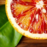 Falten einfach wegcremen? Schön wär's. Aber gegen tiefere Furchen ist Kosmetik leider machtlos. Kleiner Trost: Wirkstoffe wie Vitamin A und Vitamin C können in der richtigen Konzentration den Alterungsprozess zumindest ein wenig aufhalten.